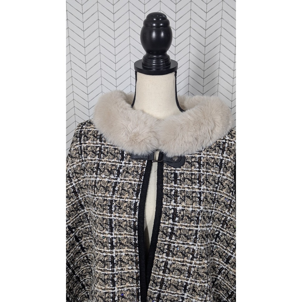 Vince Camuto Poncho Womens OSFA Black Cream Faux Fur Toggle Old Money Luxury - Picture 5 of 14